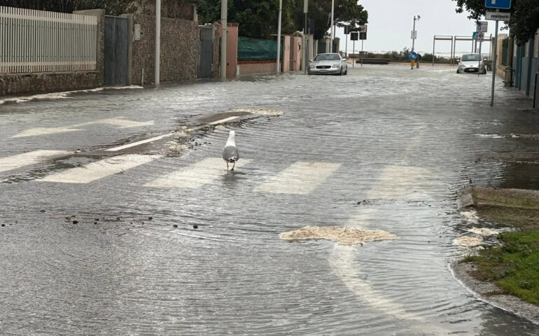 Le strade intorno al Poetto completamente allagate dalla mareggita