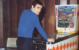 Gigi Riva gioca a flipper (Il Nobile Calcio)