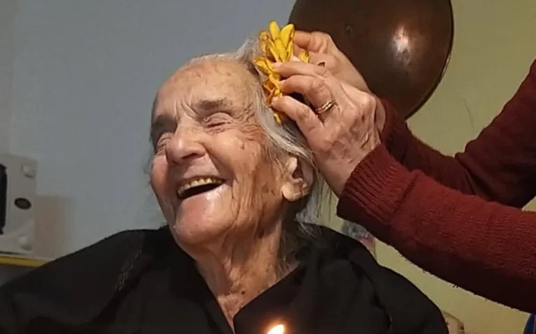 La foto del giorno. Senza filtri e senza tempo: lo sguardo incantevole della ragazzina di 105 anni di Sarule