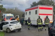 Monti, scontro tra auto e furgone Avis: due feriti, uno grave estratto dalle lamiere