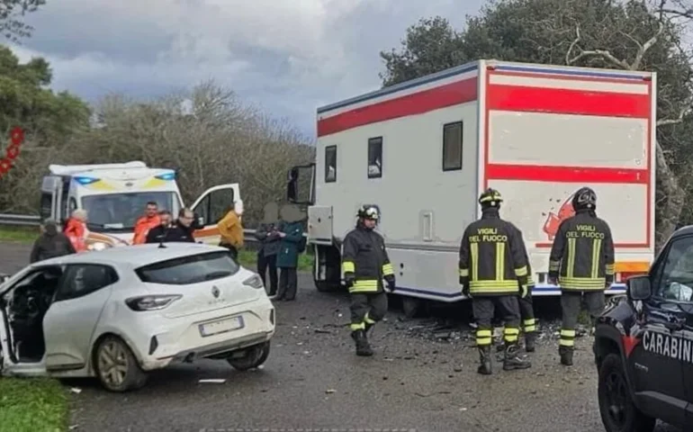 Monti, scontro tra auto e furgone Avis: due feriti, uno grave estratto dalle lamiere
