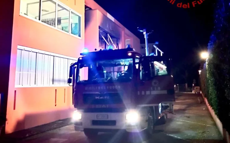 Incendio nella notte ad Alghero: un uomo e il suo cane salvati dalle fiamme