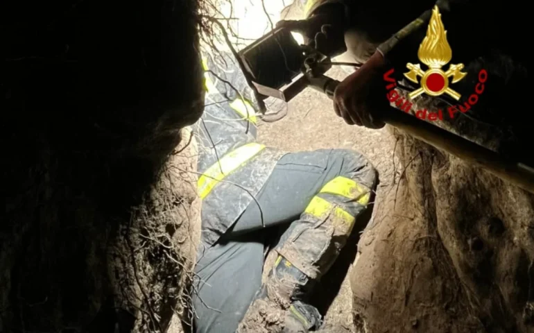 Narbolia, cagnolina intrappolata tra massi salvata dai Vigili del Fuoco