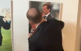 Allegri torna a Cagliari e rende omaggio al club: la sua firma e la dedica al museo rossoblù