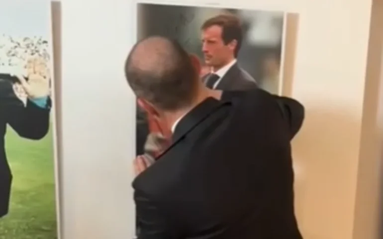 Allegri torna a Cagliari e rende omaggio al club: la sua firma e la dedica al museo rossoblù