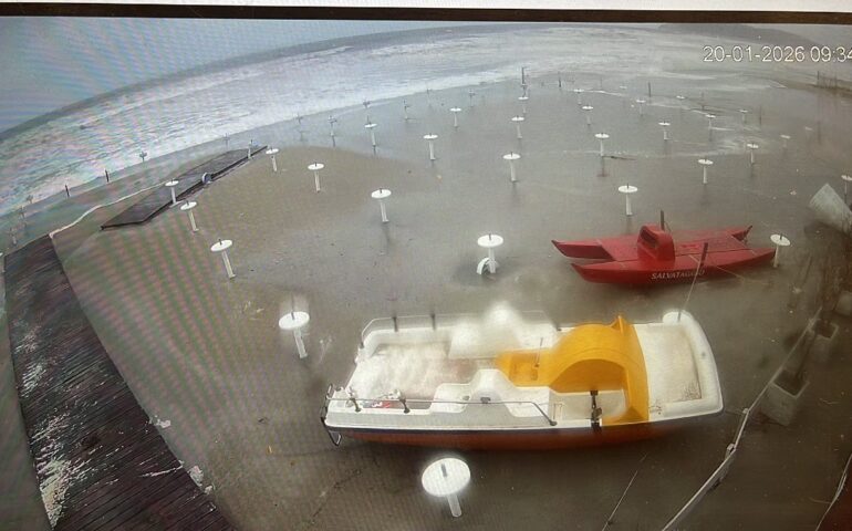 Il Poetto ferito (Foto Altamarea)