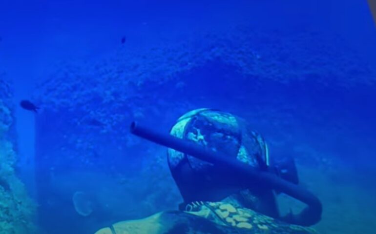 Davide Azara durante un'immersione