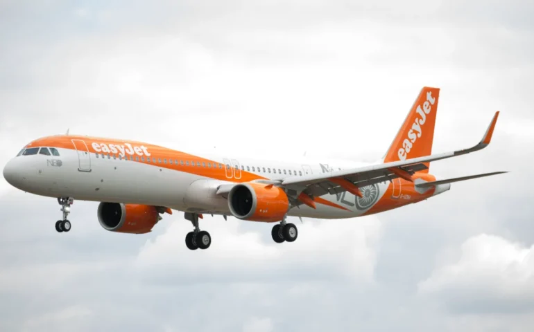EasyJet amplia il network estivo 2026: nuove rotte da Cagliari per Bordeaux e Nizza