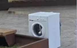 La lavatrice abbandonata in piazza Matteotti fa esplodere il botta e risposta politico a Cagliari