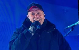 Sassari, Capodanno nella bufera: 30mila in piazza per Pezzali, ma è rivolta contro i presentatori “trash”