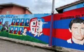 Il mito di Gigi Riva e del Cagliari Campione d’Italia: a Baratili lo Scudetto rossoblù diventa un’opera d’arte