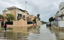 Le foto del Poetto sfigurato dal mare: l’acqua cancella spiaggia e strada