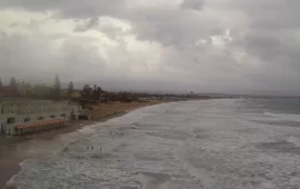Poetto, il mare invade la spiaggia: la Sardegna attende il picco del maltempo e la furia della tempesta Harry