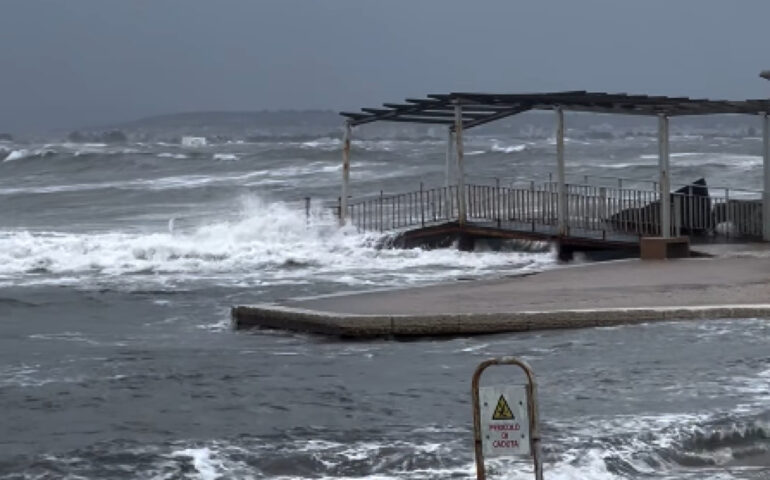 Il pontile di Marina Piccola distrutto dalla furia del mare