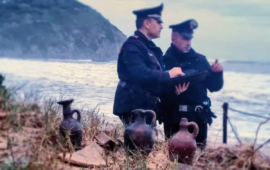 I reperti ritrovati nella spiaggia di Sa Colonia(Foto Carabinieri)