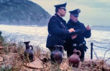 I reperti ritrovati nella spiaggia di Sa Colonia(Foto Carabinieri)