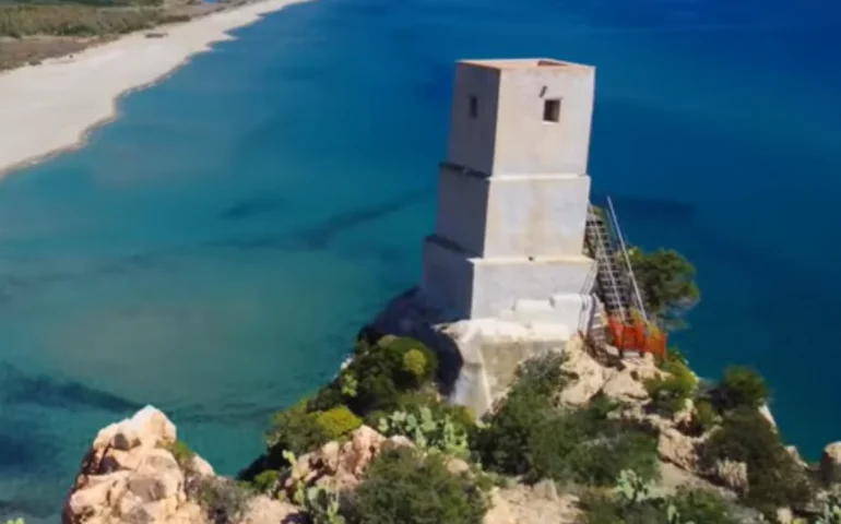 In Sardegna ci sono centinaia di torri spagnole e sono tutte rotonde, tranne tre. Ecco quali