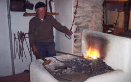 Un fabbro nella sua fucina