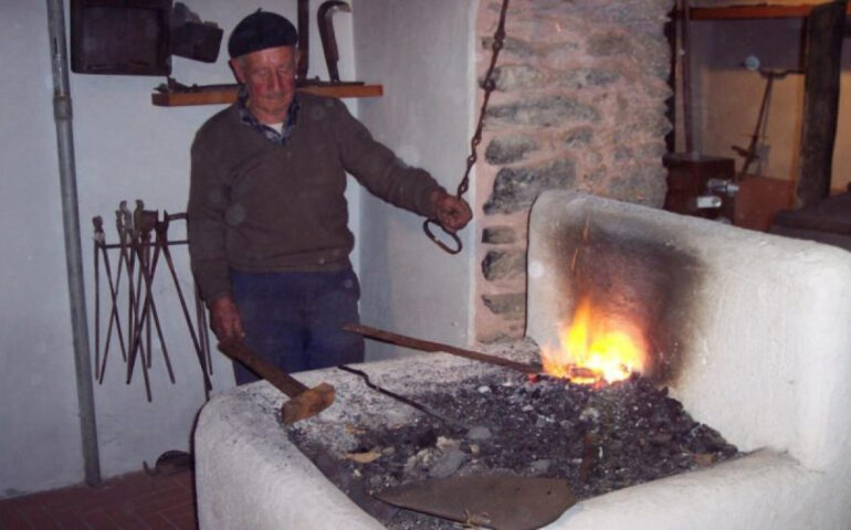 Un fabbro nella sua fucina
