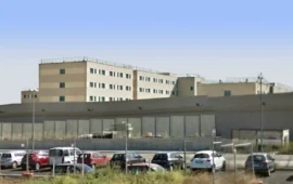 Terrore nella notte a Sassari: minaccia di far saltare in aria il palazzo con il gas