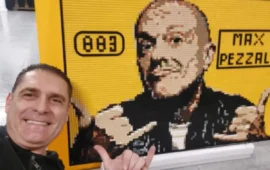 Max Pezzali celebrato a Sanremo con un mosaico totalmente in Lego di Maurizio Lampis