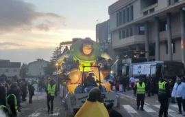 (FOTO E VIDEO) Cagliari in festa: dopo vent’anni i carri allegorici stanno sfilando tra le vie della città