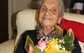 Tanti auguri alla bellissima e inossidabile Tzia Anna: «Il segreto dei miei 100 anni? Il vino del Mandrolisai!»