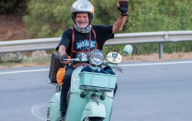 L’eterna giovinezza corre su due ruote: l’incredibile epopea vespistica di Giustino e Piero tra le strade della Sardegna