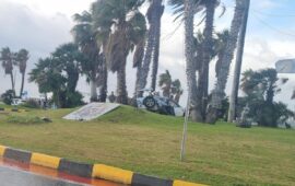 Quartu, auto fuori strada alla rotonda de La Marinella: si tuffa in mare dopo lo schianto, salvato dai carabinieri