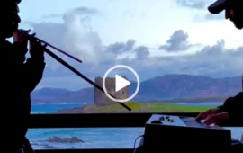 Nuvole Bianche: il capolavoro di Einaudi nel magico incontro tra launeddas e piano a Stintino