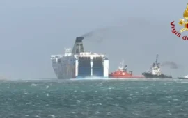 Paura nel porto di Porto Torres: il vento spezza gli ormeggi della nave Tirrenia
