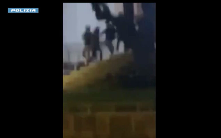 Un frame del video della mega rissa