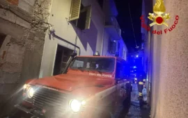 Paura nella notte a Bono: fiamme in un appartamento, sfiorata l’esplosione