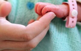 Nascita improvvisa davanti all’ospedale: una bimba viene alla luce in macchina al Santissima Trinità di Cagliari