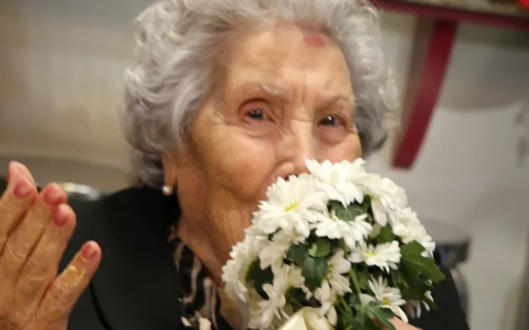 Grande festa a Pirri: Tzia Margherita Marcis di Villasor celebra 100 anni tra eleganza e simpatia