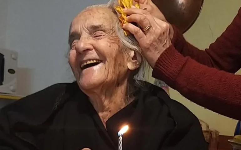 A Sarule si festeggiano i 105 anni di Tzia Pasqua, simbolo di una Sardegna autentica che attraversa il tempo con dignità e forza