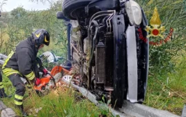 Incidente sulla SS195 a Sarroch: auto contro il guard rail e si ribalta. 25enne in ospedale
