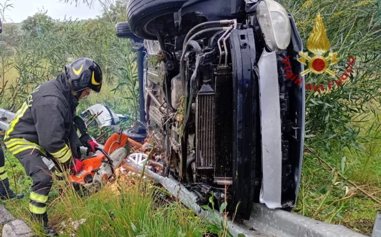 Incidente sulla SS195 a Sarroch: auto contro il guard rail e si ribalta. 25enne in ospedale
