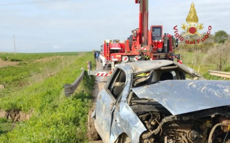 Serrenti, auto finisce in un canale sulla Provinciale 56: muore un ragazzo di 40 anni