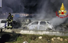 Alghero, incendio nella notte vicino all’aeroporto: 14 auto distrutte dalle fiamme