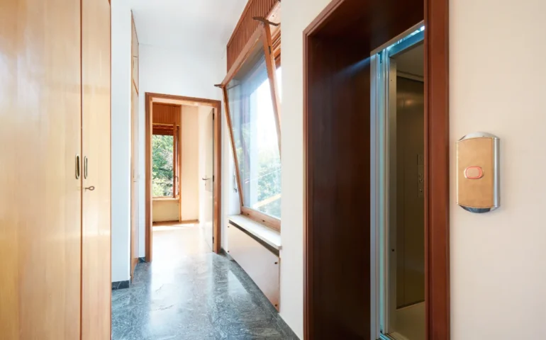 Cagliari, ascensori guasti nei seggi di due scuole: sezioni spostate al piano terra