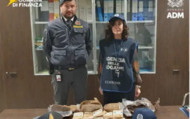 Il tesoro sottovuoto nel bagaglio a mano: maxi sequestro all’aeroporto di Cagliari