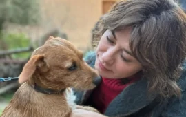 Virginia Raffaele adotta Pintu, il cane di un pastore sardo conosciuto sul set del film “La vita va così”