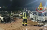 Incendio nella notte a Sassari: nove auto distrutte in una concessionaria
