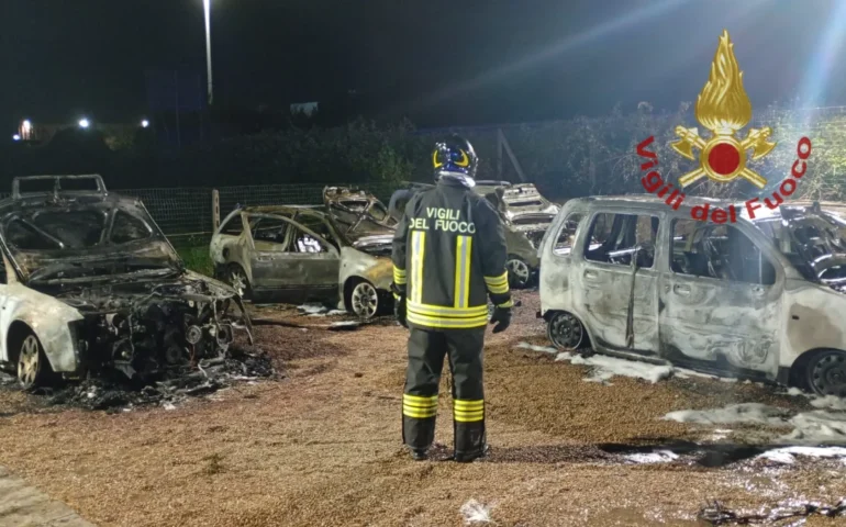 Incendio nella notte a Sassari: nove auto distrutte in una concessionaria