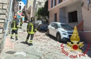 Paura nel centro di Arzachena: crollano cornicioni e calcinacci da una palazzina