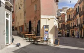 Cagliari, pugno duro sui tavoli all’aperto: raffica di revoche per i locali morosi. Ecco quali