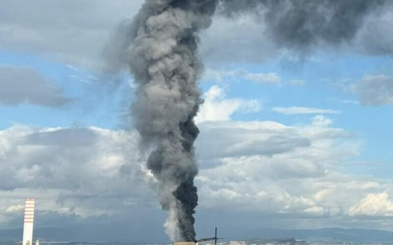 Un incendio alla Saras