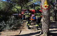 Cala Moresca, strada dissestata blocca l’ambulanza: Vigili del Fuoco trasportano a braccia una donna ferita