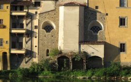 Lo sapevate? A Firenze c’è una chiesa “col culo nell’Arno”